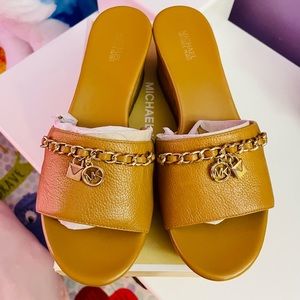 🔥Sale Never used Michael Kors Elsa Platform size 7.5🔥